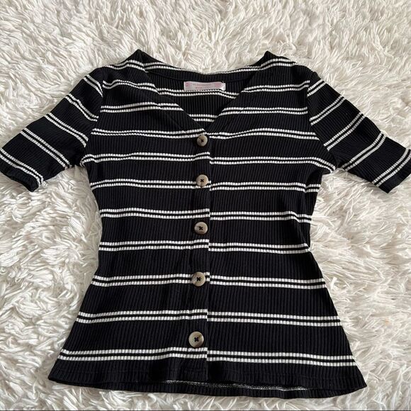 🌸🌸NO Boundaries cute black button up short sleeve top size medium - Picture 1 of 6